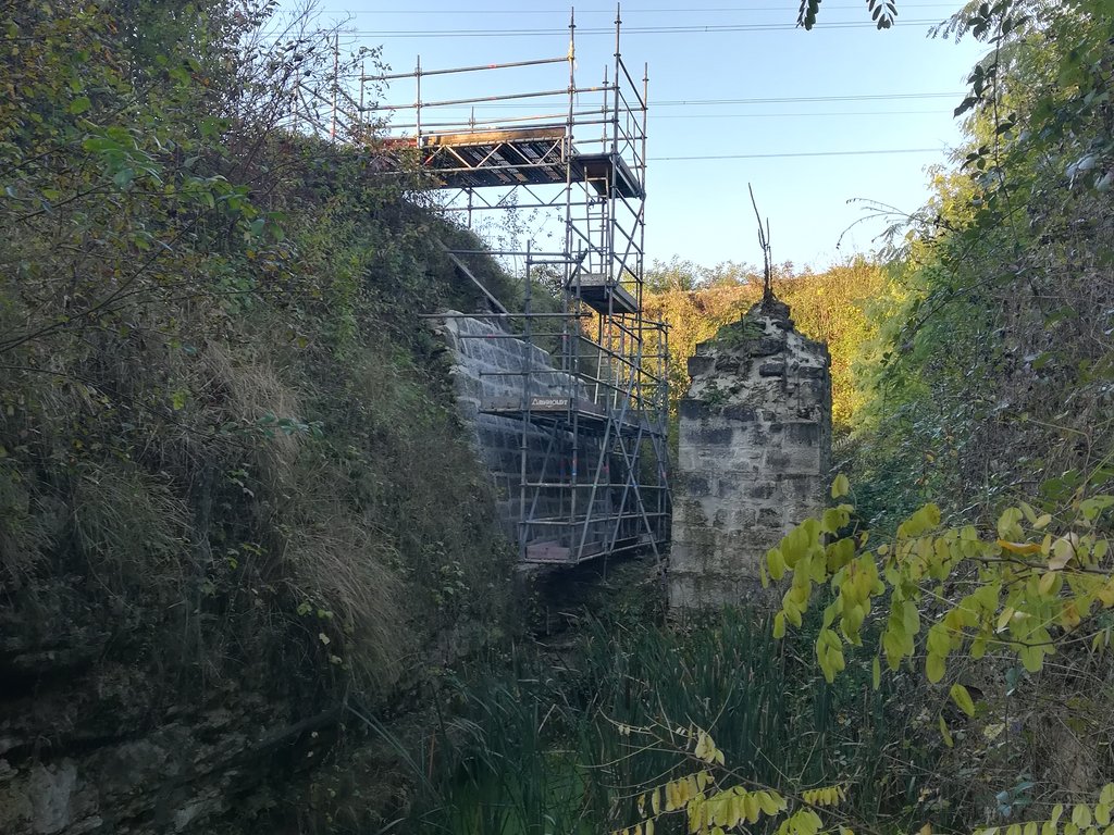 Illustration principale la pile du pont-levis et le mur d'escarpe du château. 